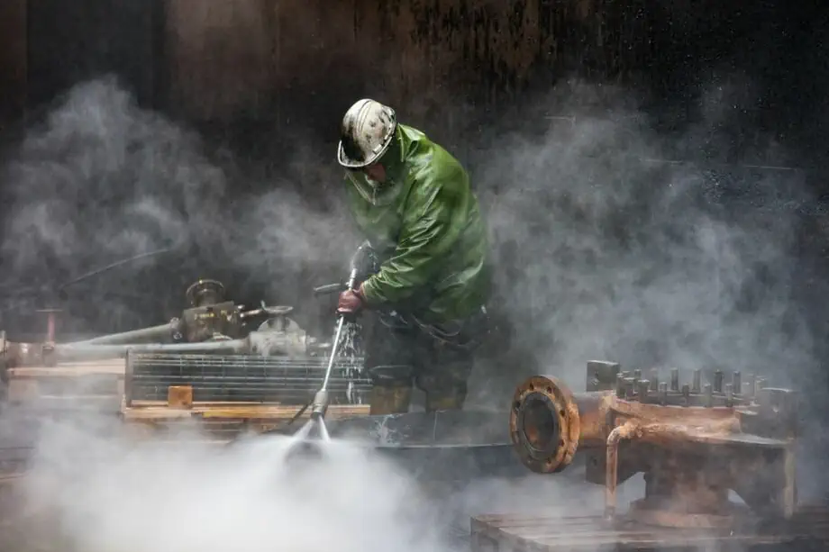 Soluciones-de-Limpieza-Industrial-con-Hidrolavadoras-a-Presion-en-Lima-Peru